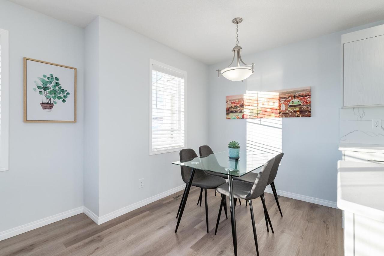 New Home With Ac, Patio And Netflix YYC 외부 사진