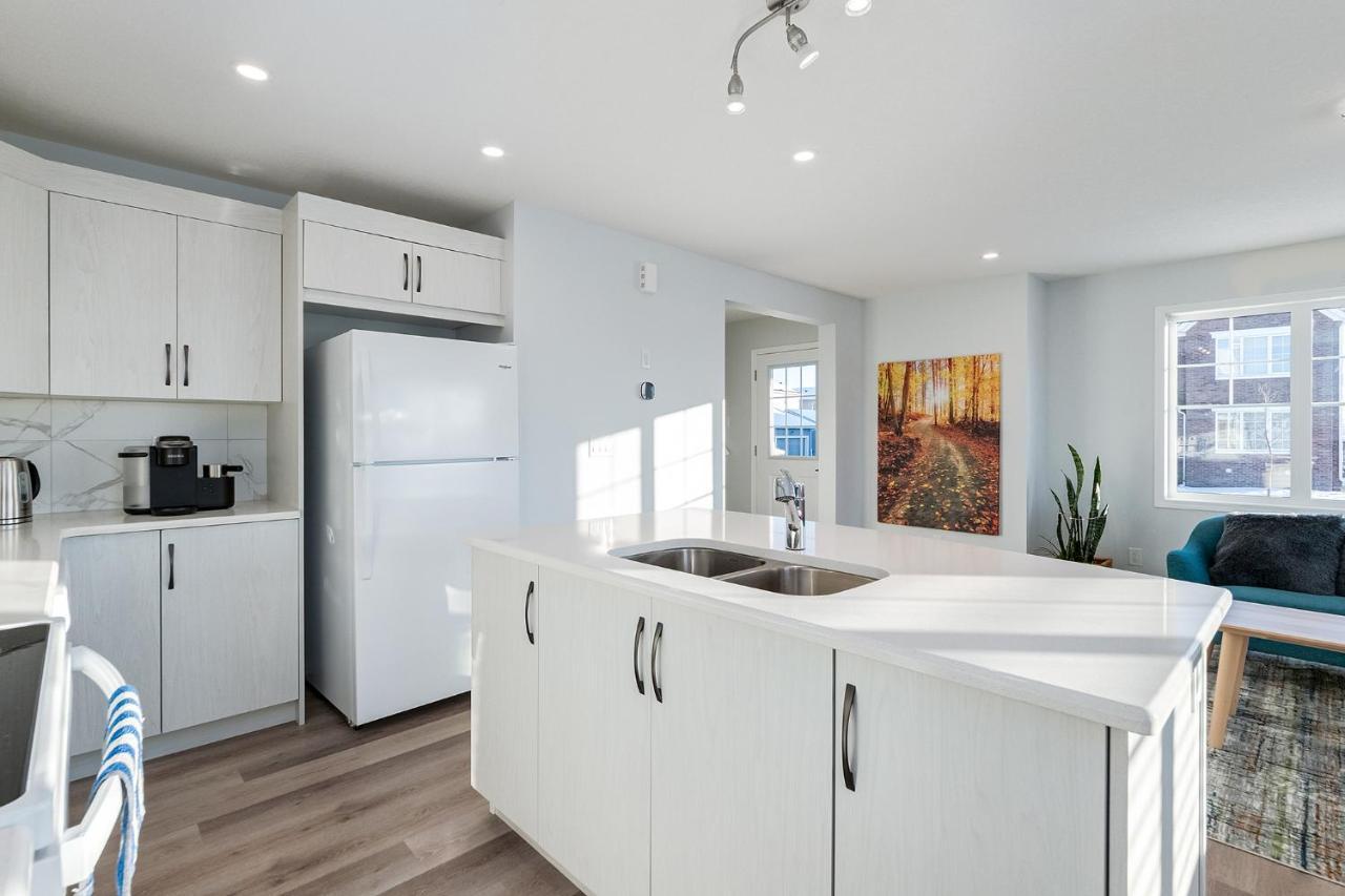 New Home With Ac, Patio And Netflix YYC 외부 사진